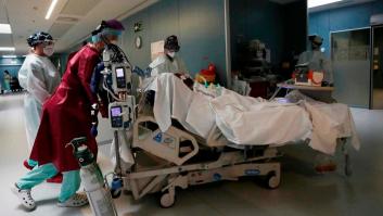 Hasta nueve sociedades médicas alertan de la "alta probabilidad de un nuevo colapso sanitario"