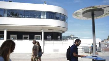 San Sebastián instala un cargador de móviles en la calle