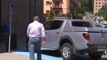 Bárcenas aparca en una plaza de discapacitados para firmar en un juzgado de Lleida