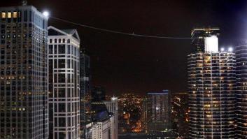 El equilibrista estadounidense Nik Wallenda camina sobre Chicago (FOTOS, VÍDEO)
