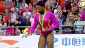 El viral vídeo de Biles huyendo de una abeja en una entrega de medallas