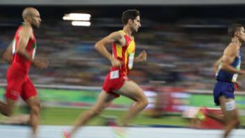 David Bustos entra último tras tropezarse pero es readmitido para la final del 1.500