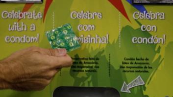 Eric reparte condones en Río y se convierte en un héroe en las redes sociales