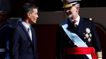 Sánchez se defiende de su retraso a la llegada del desfile: "He salido cuando me han dicho"