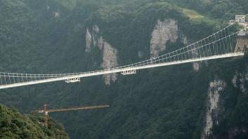 China inaugura el puente de cristal más largo y alto del mundo