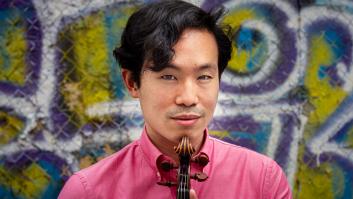 Encerrado por ser gay: la historia de resiliencia del violinista prodigio Aaron Lee