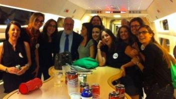 Una de las chicas que se hizo la foto con Cañete en el AVE: "Ni te imaginas lo que nos arrepentimos"