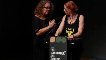 Una activista interrumpe un acto con Yolanda Díaz, Garzón y Colau y se pega al atril con cola