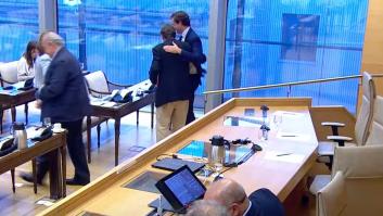 Un diputado del PP emociona a García Montero al pedir un homenaje a Almudena Grandes