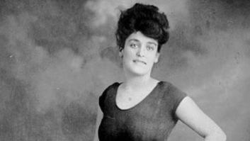 Esta mujer fue multada hace cien años por la ropa que llevaba en la playa