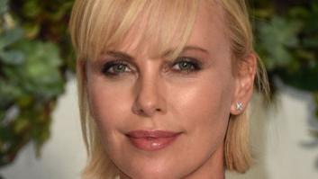 Cargan contra Charlize Theron porque su hijo lleva una peluca de Elsa de 'Frozen'