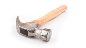 Agreden con un martillo a miembros de IU en Canarias