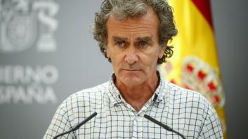 Se parece, pero no es él: la imagen falsa de Fernando Simón que están usando para criticarlo