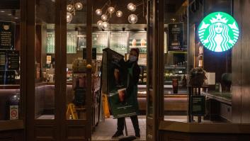 Un brote de coronavirus afecta a 55 personas en un Starbucks, menos a los empleados con mascarilla