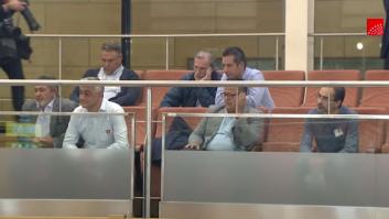 Ayuso se encara con representantes del taxi durante una pregunta en la Asamblea