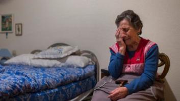 Las fotos de la vergüenza: el desahucio de una mujer de 85 años en Madrid