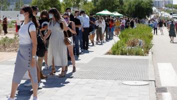 Dos horas bajo el sol en la puerta del Zendal por el aumento de un 40% de citas para vacunar