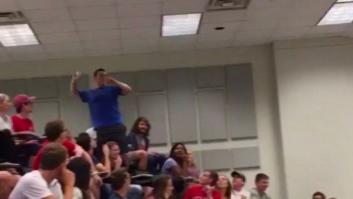 Un tiro imposible que vale un 10 para toda la clase (Vídeo)