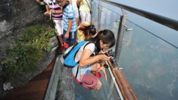 China cierra el puente de cristal más grande del mundo por exceso de visitantes