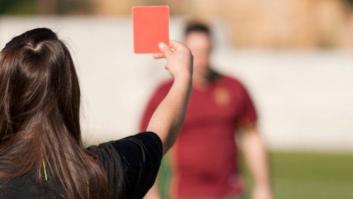 Una árbitra detiene un partido porque un espectador le envió "a fregar platos"