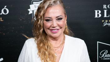 Belén Esteban enseña qué lleva en su bolso (y madre mía todo lo que sale de ahí)