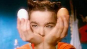 Cinco formas raras de levantarse de la cama según las estrellas del pop (VIDEOCLIPS)