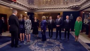 Una experta se fija en lo que pasó cuando la reina Sofía se quedó fuera del corrillo