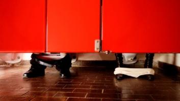 Amenaza en el baño: los microbios que habitan en los aseos públicos