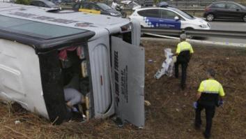 Al menos 23 heridos, tres graves, al volcar un autobús en Barcelona