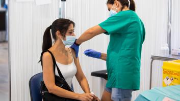 Una doctora responde a si la vacuna puede causar aumento de pecho en mujeres