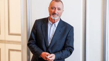 Arturo Pérez-Reverte muestra su mano ensangrentada tras sufrir un aparatoso accidente