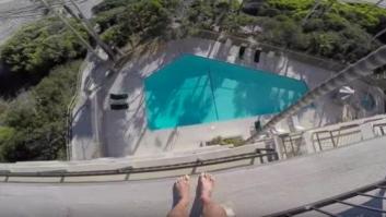 Sin palabras: se graba haciendo 'balconing' desde un cuarto piso