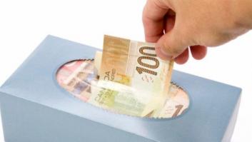 Un inmigrante que vende pañuelos se encuentra una cartera con 16.150 euros... y la entrega a la Policía