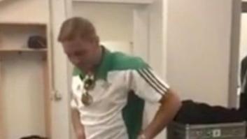 El divertido baile de 'reaggeton' de Joaquín del Betis que triunfa en Facebook