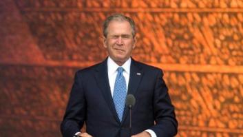 Bush interrumpe a Obama para que le haga una foto y su cara lo dice todo