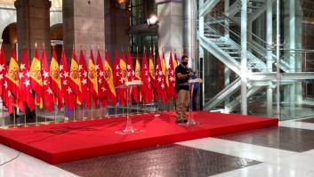 Ayuso lo da todo con el escenario para la rueda de prensa con Sánchez: 24 banderas