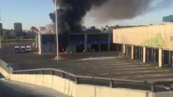Aparatoso incendio de un autobús de la EMT en las cocheras de Sanchinarro