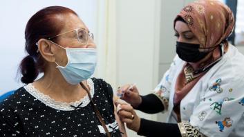 Israel arranca la vacunación general a mayores de 60 años con la tercera dosis