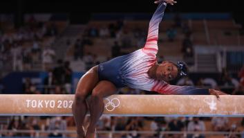 El símbolo que Simone Biles ha dibujado en la barra antes del ejercicio NO es lo que algunos creen