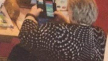 La primera ministra noruega, pillada cazando Pokémon en el Parlamento