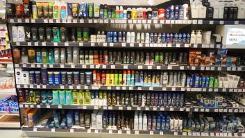 Retiran estos conocidos botes de champú por contener benceno