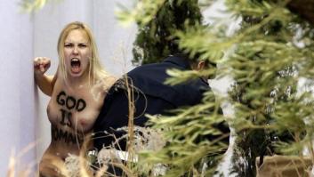 Activistas de Femen protestan frente a Dominique Strauss-Kahn