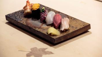 Están un buffet de sushi donde hay que pagar lo que no se coman y acaban liando todo esto con las sobras