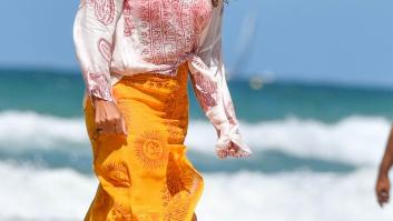 Nuria Roca va "tapada hasta arriba" y aun así han conseguido su foto en bikini