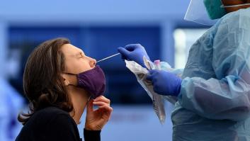 Sanidad informa de 2.212 nuevos contagios y 33 muertes por covid