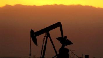 El petróleo Brent baja de 50 dólares por primera vez desde mayo de 2009