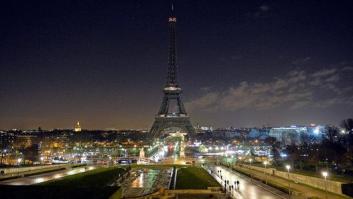 La torre Eiffel se 'apaga' por 'Charlie Hebdo' (VÍDEOS, FOTOS)