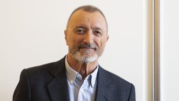 Pérez-Reverte aplaude el cartel que ha visto en un hotel: lleva 19.000 'me gusta' en horas