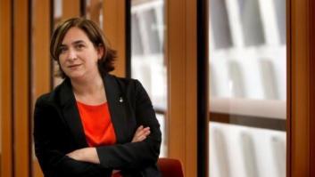Ada Colau retira el lazo amarillo de la fachada del Ayuntamiento de Barcelona