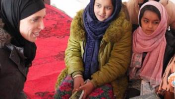 El escalofriante vídeo de un presentador rodeado de talibanes armados ‘tranquilizando’ a la población